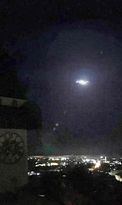 Xôn xao vật thể lạ nghi UFO xuất hiện trên bầu trời Áo ảnh 1