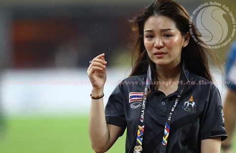 Nữ trưởng đoàn xinh đẹp U22 Thái Lan bất ngờ bị cho thôi việc ảnh 1