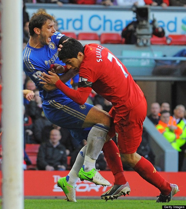 V.League tái hiện vụ Suarez cắn tay Ivanovic ảnh 3