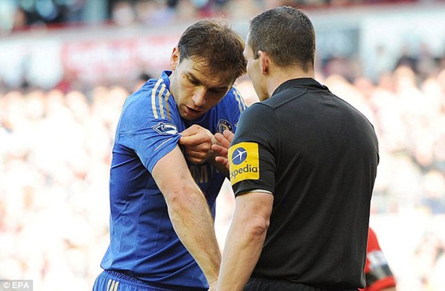 V.League tái hiện vụ Suarez cắn tay Ivanovic ảnh 4