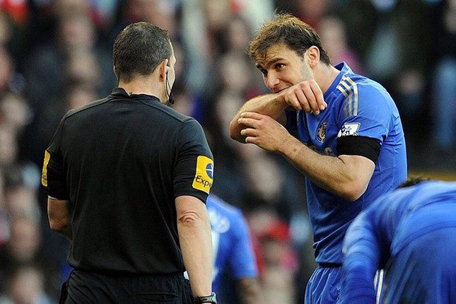 V.League tái hiện vụ Suarez cắn tay Ivanovic ảnh 5