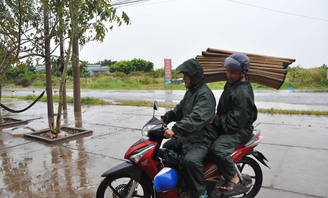 Dân quân tự vệ dầm mưa chằng chống nhà cửa chống bão ảnh 9
