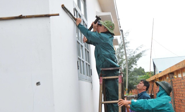 Dân quân tự vệ dầm mưa chằng chống nhà cửa chống bão ảnh 4
