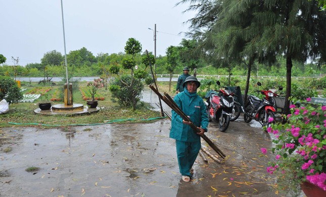Dân quân tự vệ dầm mưa chằng chống nhà cửa chống bão ảnh 5