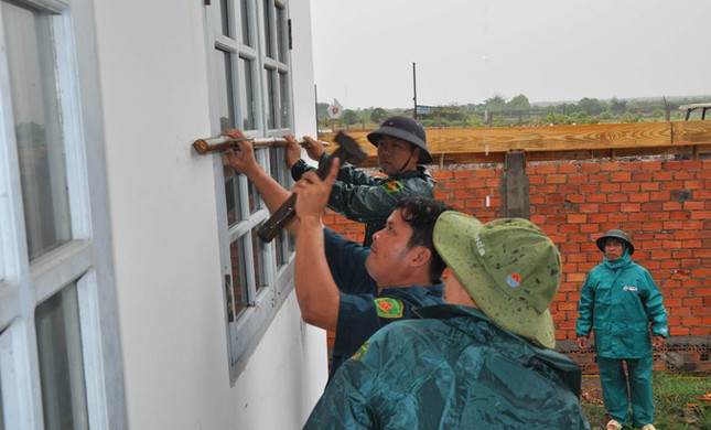 Dân quân tự vệ dầm mưa chằng chống nhà cửa chống bão ảnh 6