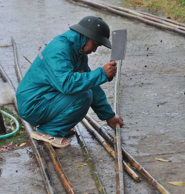 Dân quân tự vệ dầm mưa chằng chống nhà cửa chống bão ảnh 7