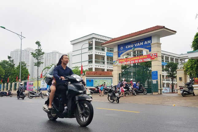 Nơi học sinh đông nhất: Đất trường học bị 'dí' vào nghĩa trang,ao đình ảnh 1