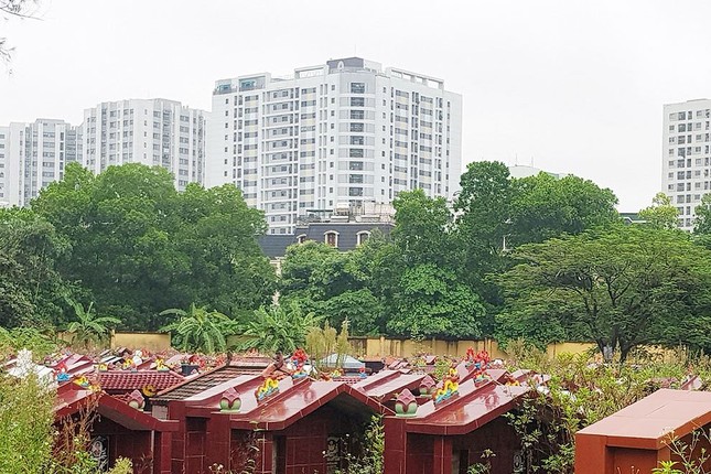 Nơi học sinh đông nhất: Đất trường học bị 'dí' vào nghĩa trang,ao đình ảnh 4