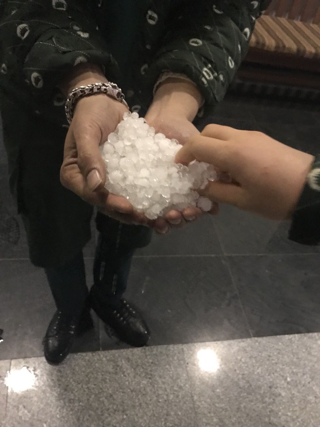 Du khách ngỡ ngàng ngắm băng tuyết phủ trắng đỉnh Fansipan ảnh 10