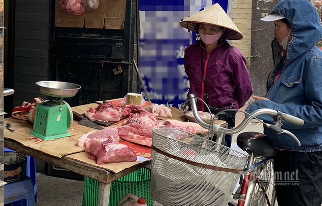 Không chịu giảm giá thịt lợn, mặc dân kêu ca nhà buôn ăn lãi đậm ảnh 1