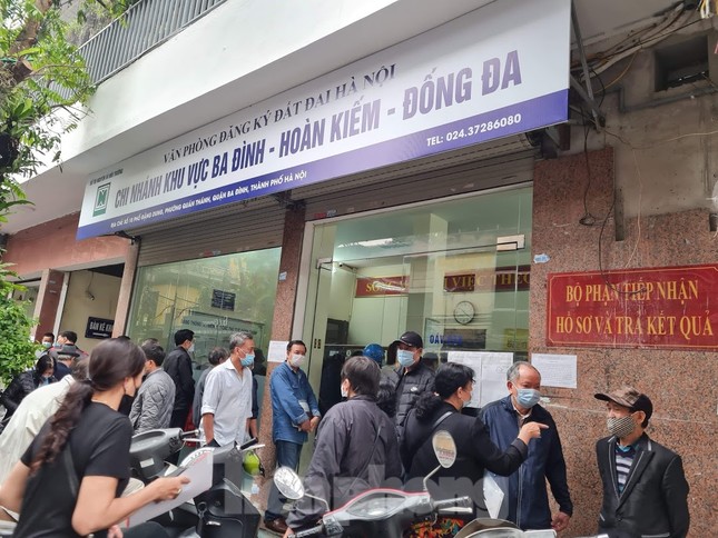 Lo mất thêm tiền, người dân Thủ đô đổ xô đi xóa nợ tiền sử dụng đất ảnh 2