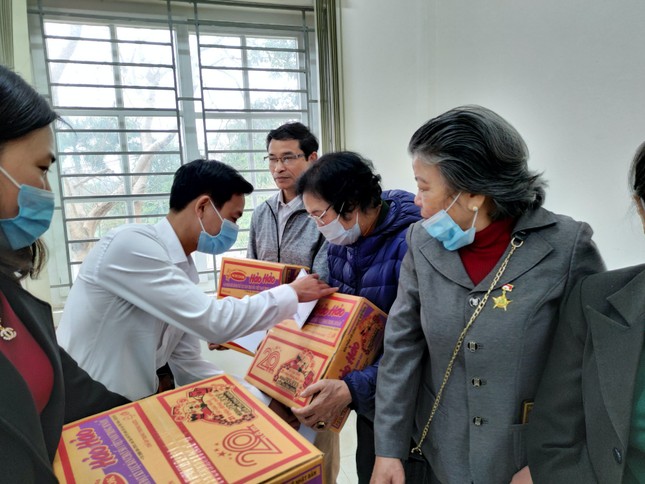 Mang Tết ấm đến với các cựu thanh niên xung phong gặp khó khăn tỉnh Hòa Bình ảnh 3