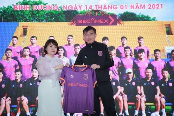 Tô Văn Vũ ghi tuyệt phẩm, HLV Phan Thanh Hùng 'mở hàng' thuận lợi ở Bình Dương ảnh 1