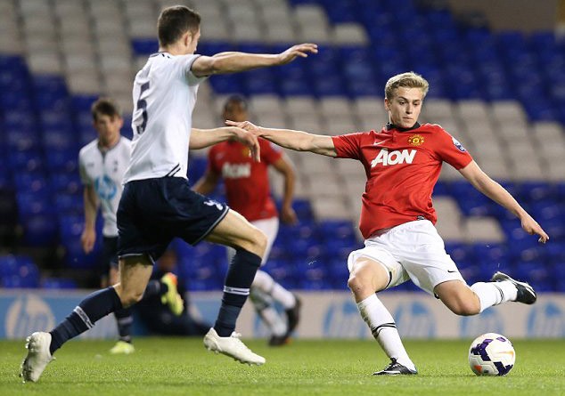 'Tiểu quỷ' tỏa sáng, M.U phục hận Tottenham ảnh 1