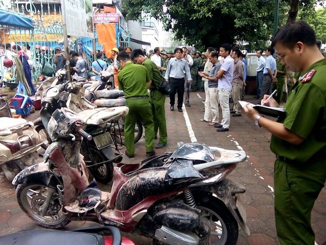 Sập nhà cũ ở Hà Nội, hai người tử vong dưới đống đổ nát ảnh 22