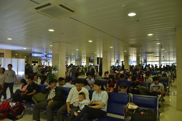 Sân bay Tân Sơn Nhất đông khách về quê ăn Tết muộn ảnh 1