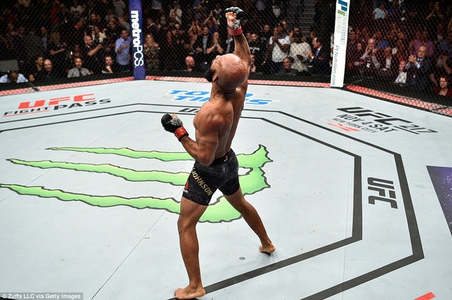 'Chiến binh hoàn hảo' MMA phá kỷ lục bảo vệ đai vô địch ảnh 2