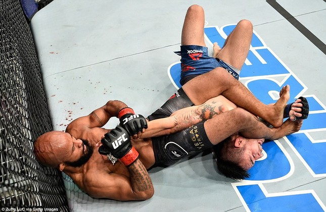 'Chiến binh hoàn hảo' MMA phá kỷ lục bảo vệ đai vô địch ảnh 1