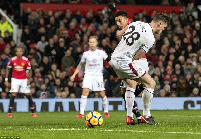 Lingard lập cú đúp, M.U thoát thua trước Burnley ảnh 4