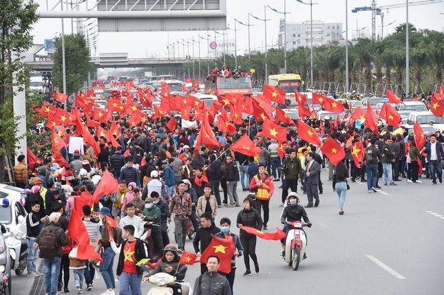 CĐV ùn ùn xuống đường đón các 'chiến binh quả cảm' U23 Việt Nam ảnh 5