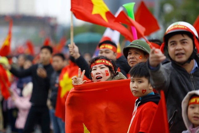 CĐV ùn ùn xuống đường đón các 'chiến binh quả cảm' U23 Việt Nam ảnh 23