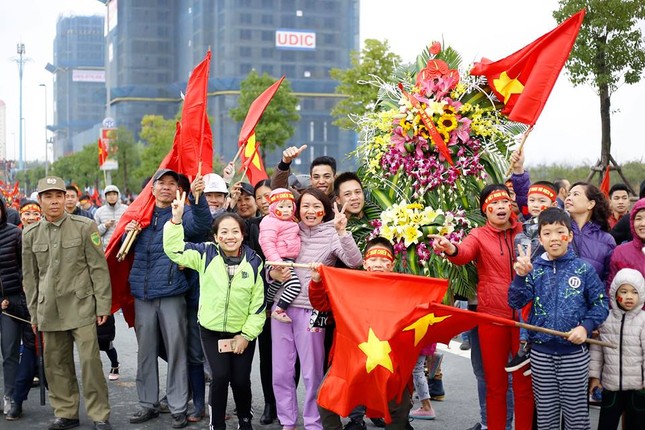 CĐV ùn ùn xuống đường đón các 'chiến binh quả cảm' U23 Việt Nam ảnh 14