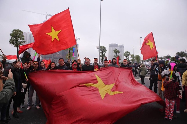 CĐV ùn ùn xuống đường đón các 'chiến binh quả cảm' U23 Việt Nam ảnh 15