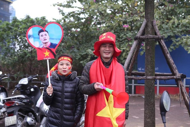 CĐV ùn ùn xuống đường đón các 'chiến binh quả cảm' U23 Việt Nam ảnh 16