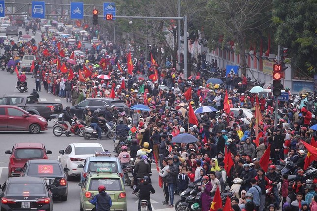 CĐV ùn ùn xuống đường đón các 'chiến binh quả cảm' U23 Việt Nam ảnh 20