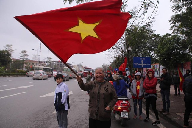 CĐV ùn ùn xuống đường đón các 'chiến binh quả cảm' U23 Việt Nam ảnh 19