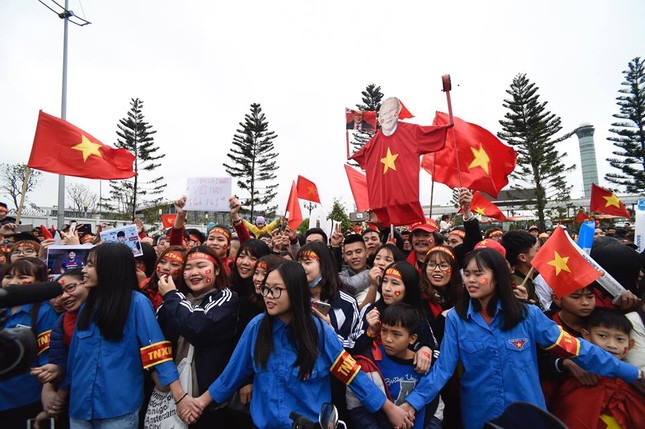 CĐV ùn ùn xuống đường đón các 'chiến binh quả cảm' U23 Việt Nam ảnh 1