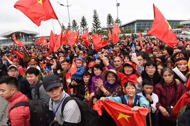 CĐV ùn ùn xuống đường đón các 'chiến binh quả cảm' U23 Việt Nam ảnh 3