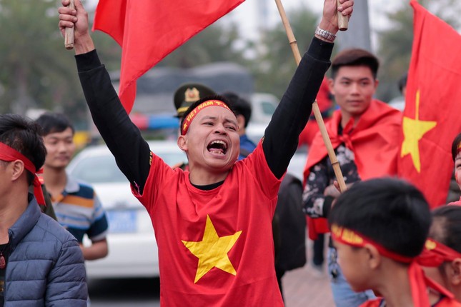 Đội tuyển Việt Nam về tới sân bay Nội Bài ảnh 10