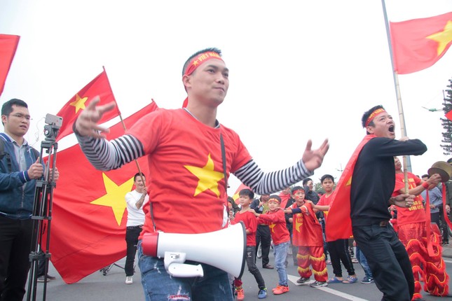 Đội tuyển Việt Nam về tới sân bay Nội Bài ảnh 8