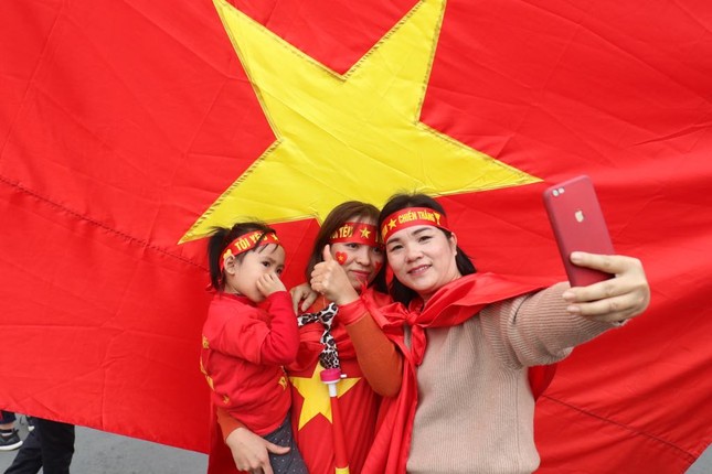 Đội tuyển Việt Nam về tới sân bay Nội Bài ảnh 7