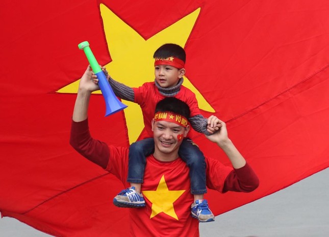 Đội tuyển Việt Nam về tới sân bay Nội Bài ảnh 6