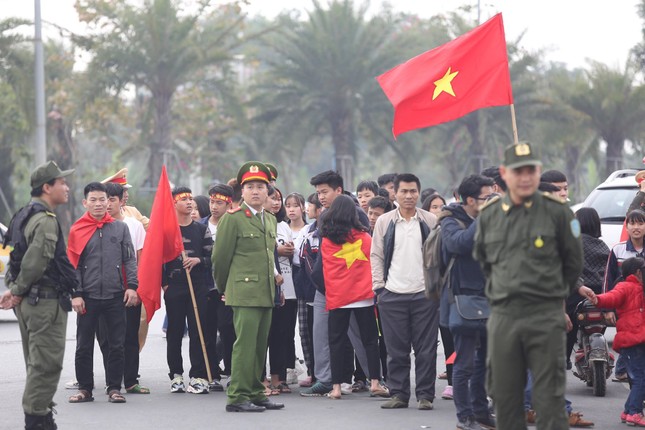 Đội tuyển Việt Nam về tới sân bay Nội Bài ảnh 15