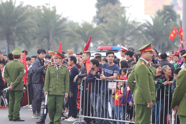 Đội tuyển Việt Nam về tới sân bay Nội Bài ảnh 16