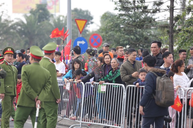 Đội tuyển Việt Nam về tới sân bay Nội Bài ảnh 17