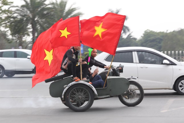 Đội tuyển Việt Nam về tới sân bay Nội Bài ảnh 20