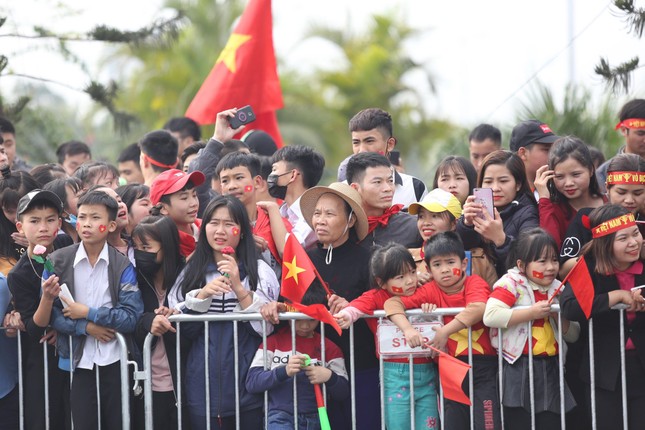 Đội tuyển Việt Nam về tới sân bay Nội Bài ảnh 24