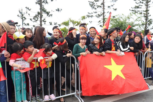 Đội tuyển Việt Nam về tới sân bay Nội Bài ảnh 25
