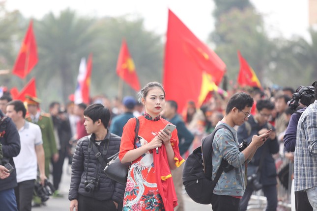 Đội tuyển Việt Nam về tới sân bay Nội Bài ảnh 27