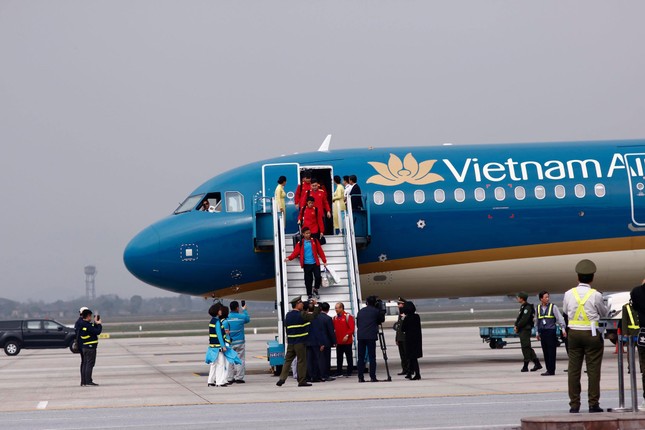 Đội tuyển Việt Nam về tới sân bay Nội Bài ảnh 21