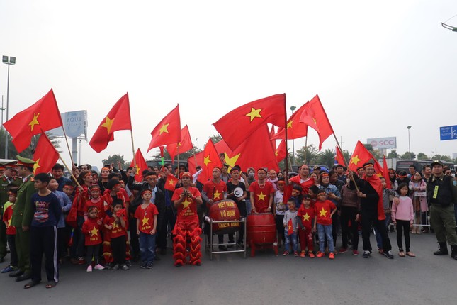 Đội tuyển Việt Nam về tới sân bay Nội Bài ảnh 38