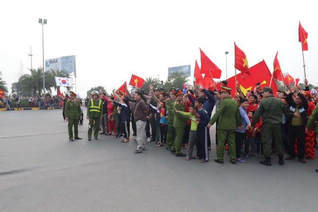 Đội tuyển Việt Nam về tới sân bay Nội Bài ảnh 39