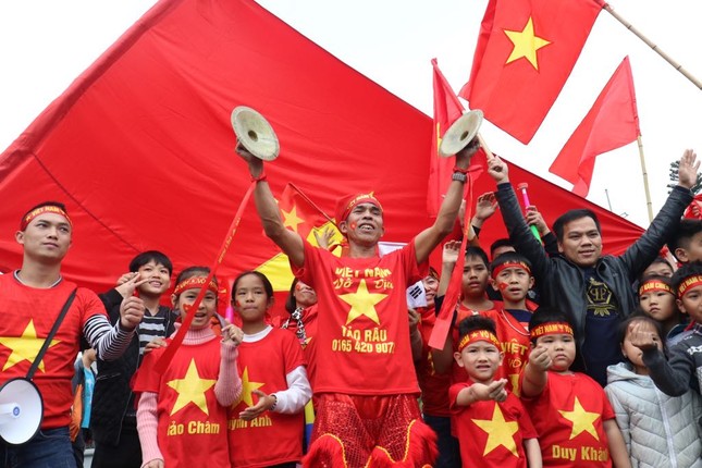Đội tuyển Việt Nam về tới sân bay Nội Bài ảnh 5