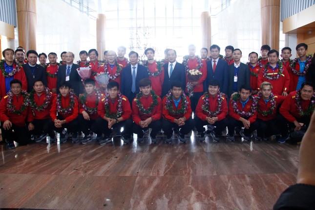 Đội tuyển Việt Nam về tới sân bay Nội Bài ảnh 33