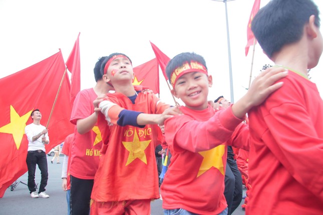 Đội tuyển Việt Nam về tới sân bay Nội Bài ảnh 9
