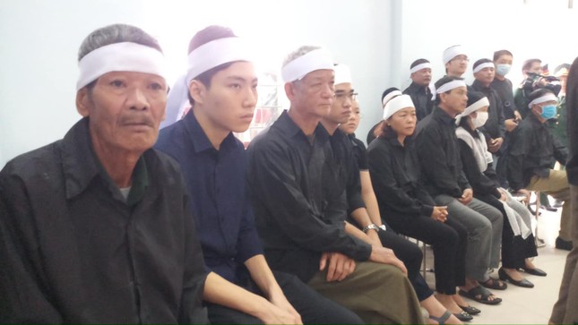 Hàng ngàn người tiễn biệt 13 liệt sĩ hy sinh tại Rào Trăng ảnh 6